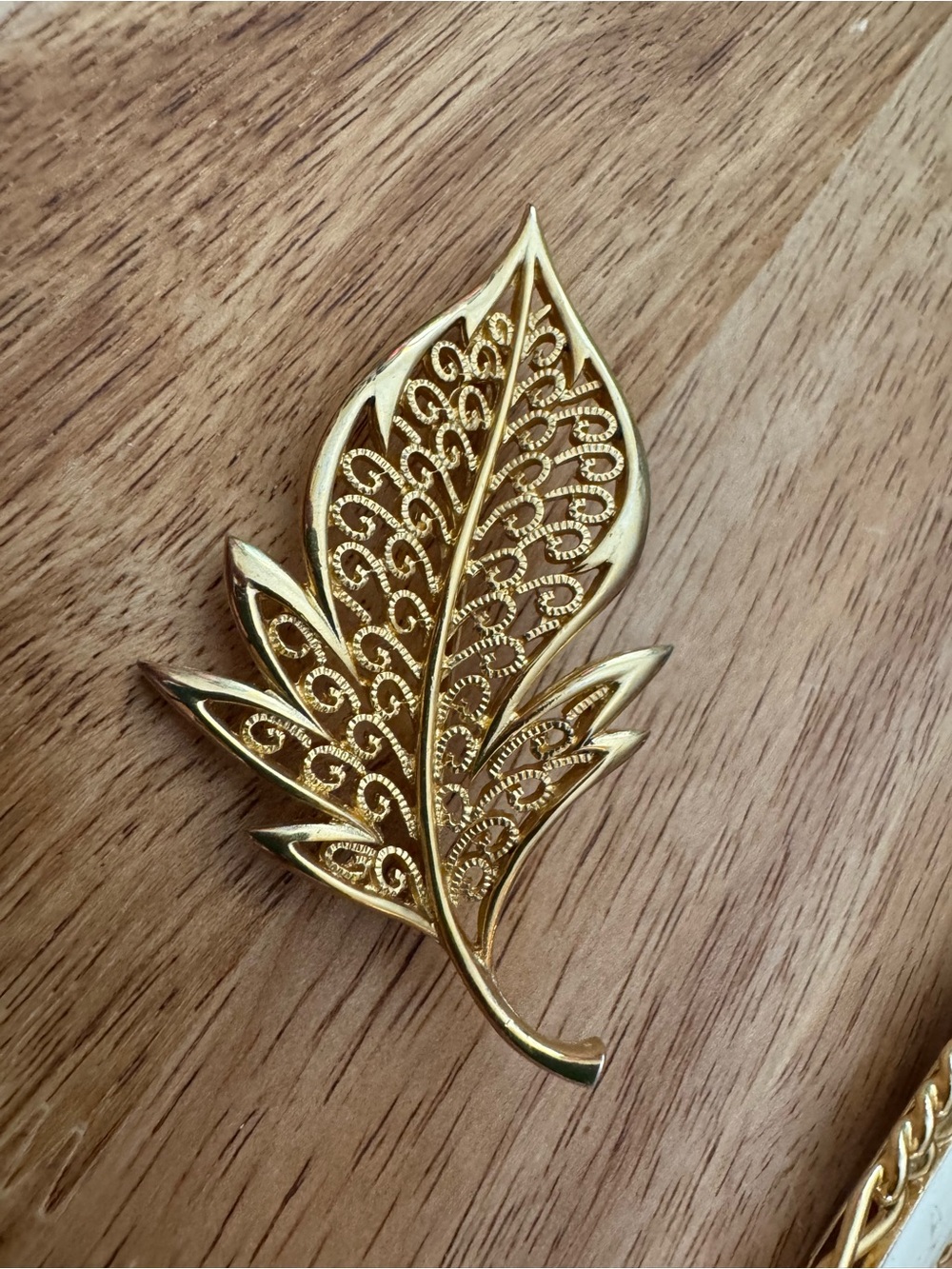 Vintage Signed LG Lind Gal Gold Leaf Filigree Brooch 70’s